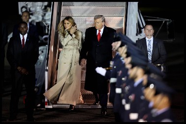 Trampovi oduvali Makronove: Melanija i Donald kao kraljevski par, pokazali sklad, dok Francuzi tonu u skandale