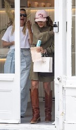 Holivud je plakao za njom, ali ona je izabrala da bude domaćica: Živi u dvosobnom stanu, a ima milione na kartici!