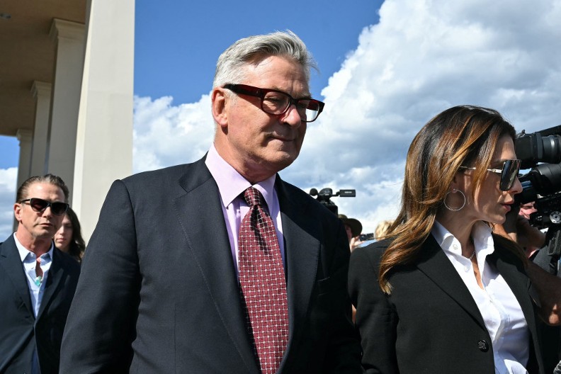 Varala ga pred nosom: Žena Aleka Boldvina zgrabila drugog muškarca, mužu definitivno nije bilo svejedno, pogledajte ovaj trenutak!