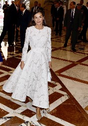 Kao iz bajke: Verujemo da skoro niste videli lepšu haljinu - pogledajte kraljicu Leticiju, lutka joj nije ravna!