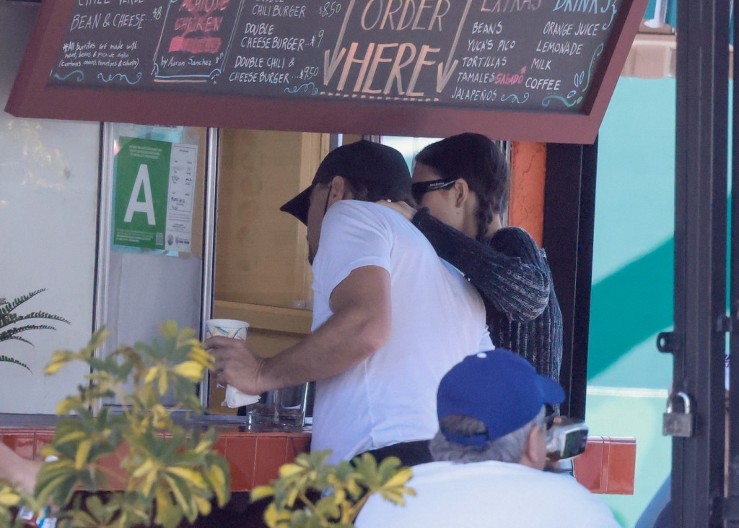 Samo je njoj pošlo za rukom da ukroti okorelog neženju: Sada su snimljeni kako se baškare na luksuznoj destinaciji, a ona "grmi" od zgodnoće