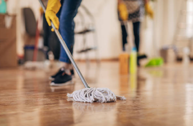 Svekrva mi je pokazala kako da očistim parket, a da ga ne uništim: Kuća blista i prelepo miriše, sve zbog ove smese