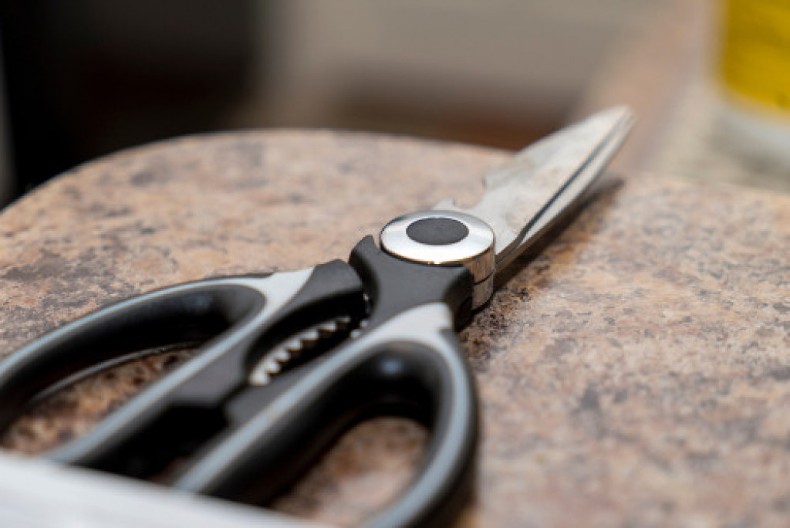 Da li ste znali čemu služi metalni deo između ručki kuhinjskih makaza? Iznenadićete se kad čujete koja je njegova namena