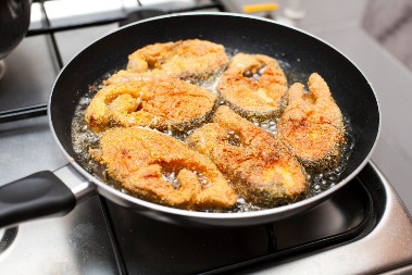 U restoranima ne koriste brašno za prženje ribe: Kuvari stave ovaj sastojak, pa ne upija ulje i bude hrskavija