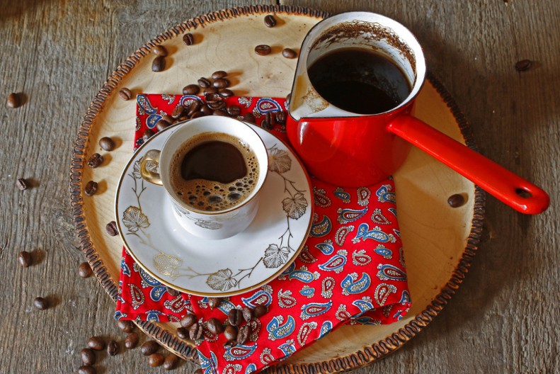 Kako se pravilno kuva turska kafa? Na internetu se ljudi svađaju oko toga, a onda se uključio Turčin i sve objasnio