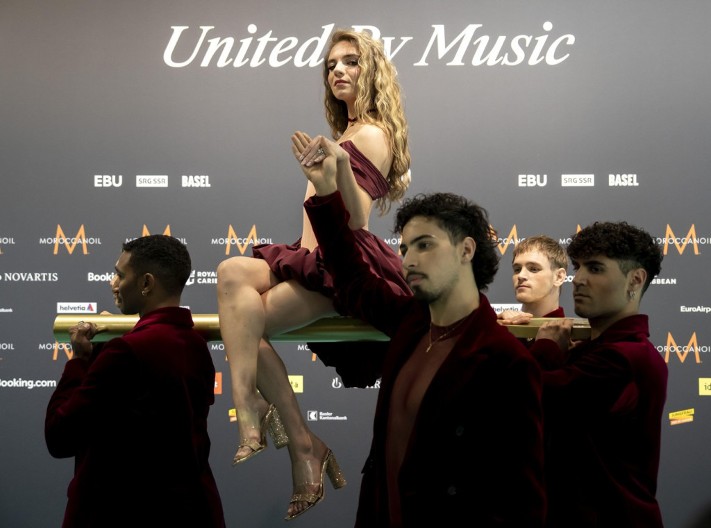 Materijal za fotelje, nepraktična čipka, nisu se baš potrudile: Šta se sve moglo videti na tirkiznom tepihu pred Evroviziju?