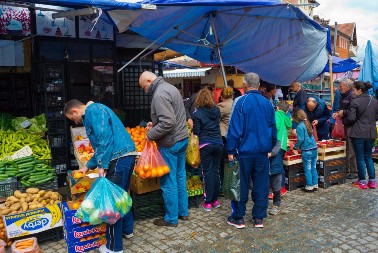 Opasnosti na tanjiru: Najnovije istraživanje otkriva koje voće i povrće sadrži najviše pesticida