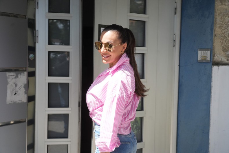 Ni uska haljina, ni štikle, ni dekolte, nego go stomak: Ceca Ražnatović prošetala tinejdžerski autfit idealan za popodnevnu šetnju po gradu