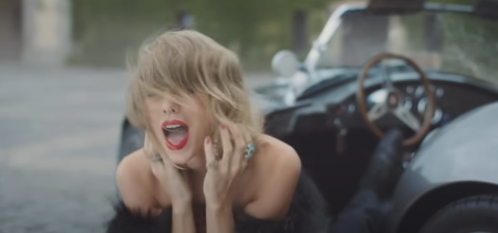 Drugarice, prokletnice: Slavna pevačica doživela potpuni lom zbog brutalne izdaje svoje kume, skandal digao javnost na noge