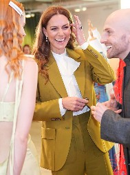 Idealan kroj odela za dame preko 40: Izdužuje noge, sakriva višak kg, nećete pogrešiti sa ovakvim modelom