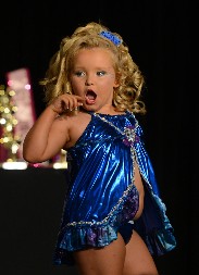 Bila je prepuštena majci iz pakla: Sa 3 godine je terala da ide u solarijum i na manikir, evo kako danas izgleda devojčica čiju su sudbinu svi oplakivali