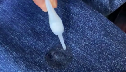 Uklonite lepak sa odeće: Samo jedan proizvod može da mu se suprostavi, sve žene ga imaju u neseseru