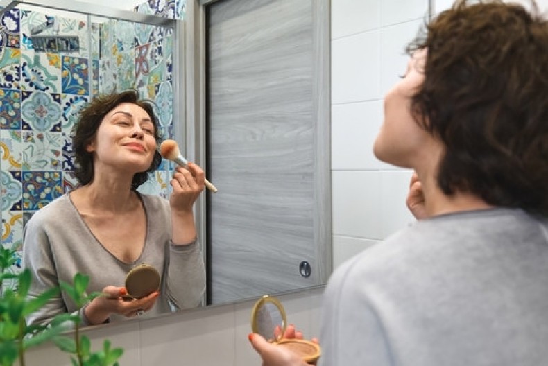 Podmladite kožu rumenilom posle 50. godine: Uz ova 3 trika vizuelno ćete skinuti bar 5 godina sa lica