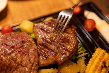 Trik za sočno meso mi je otkrio zet koji je kuvar: U restoranu stavljaju 1 sastojak, zato nikada nije žilavo!