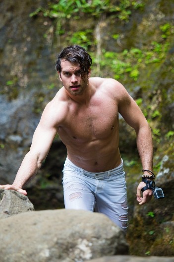 Ko je frajer koji je zaludeo i žele i muškarce u novom filmu: Kao isklesan je, svaki mišić se jasno vidi