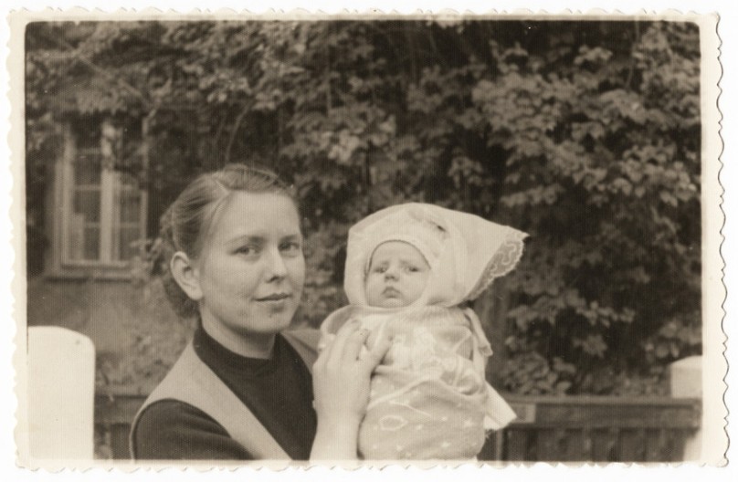 Jasminu iz Kragujevca majka je uvila u kesu i dala u dom: Posle 35 godina su se našle, a njena rečenica će vam slomiti srce