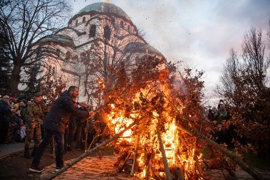 Da li je pravilno reći "Vaistinu se rodi" ili "Voistinu se rodi"? Evo kako se odgovara kada vam neko čestita Božić