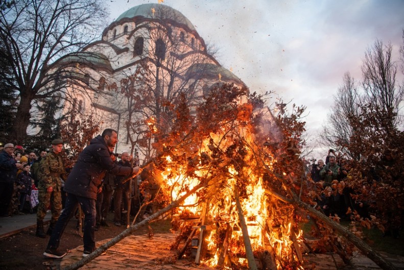 Da li je pravilno reći "Vaistinu se rodi" ili "Voistinu se rodi"? Evo kako se odgovara kada vam neko čestita Božić