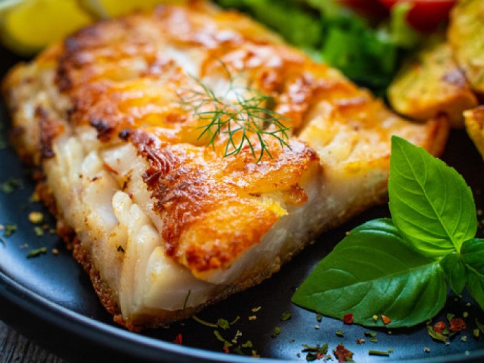 Trik glavnog kuvara: Ribu posolite baš u ovom trenutku i nikad neće da se zalepi i raspadne