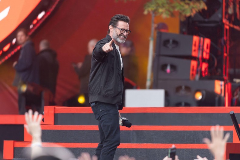 Sve žene joj zavide, a i kako ne bi kada je ljubi ovaj frajer? Da li je ovo nova devojka Hjua Džekmana?