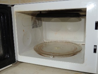 Topi masnoću za 2 minuta, a posle brisanja cela kuća miriše: Evo kako da očistite prljavu mikrotalasnu, dovoljna su samo dva sastojka