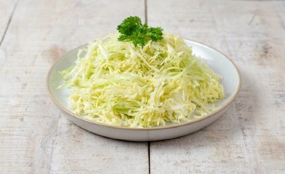 Nije nož, a nije ni standardno rende: Evo kako se seče kupus, ovakav je najbolji za salatu, upija sve začine