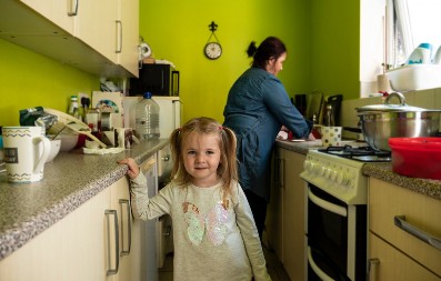 Naše bake su znale: Evo zašto treba sipati so na sunđer pre pranja sudova