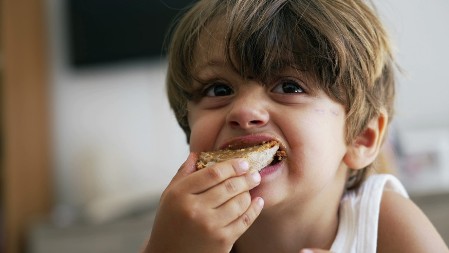 Hrana ne sme biti nagrada: Roditelji na ovaj način stvaraju medveđu uslugu deci, otkriva istraživanje