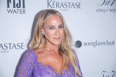 Vole ga bake, ali i devojke: Starinski materijal se vraća na velika vrata, nežan je i romantičan, savršen za proleće