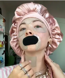 Žene masovno idu na spavanje s maskama, turbanima i trakicama: Novi trend zavladao svetom, evo kakav efekat se postiže