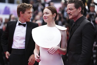 Crna Ema: Glumica zamalo da se onesvesti od straha na crvenom tepihu, automatski pala u naručje zgodnog kolege