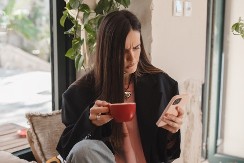 Da li da odem pravo u policijsku stanicu? Svakog jutra pijem kafu u istom kafiću, a sada mi je stigla ova jeziva poruka!