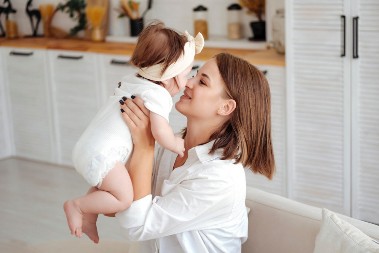 Mlada mama zabranila sve osim… ‘Nema ljubljenja bebe, nema nenajavljenih gostiju, a plač — odmah vraćate dete!’