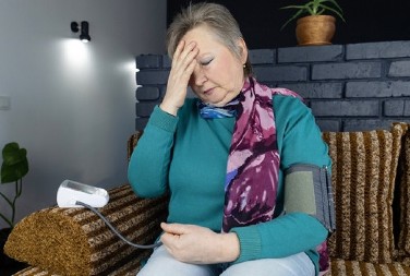 Šta spušta krvni pritisak momentalno? Ako brojke na aparatu pređu ovu granicu, 2 minuta su ključna da uradite sledeće