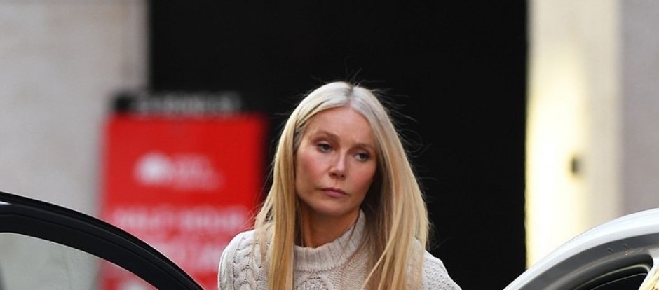 Ovaj džemper je prva liga: Mekana rolka greje vrat, a dugi rukavi čuvaju ruke od zime, savršen izbor za elegantne dame