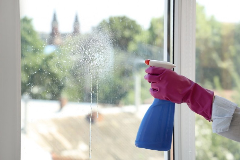 Staklo blista bez trunke muke: 1 sastojak iz kuhinje pere prozore bolje od sirćeta, ne treba vam ni krpa