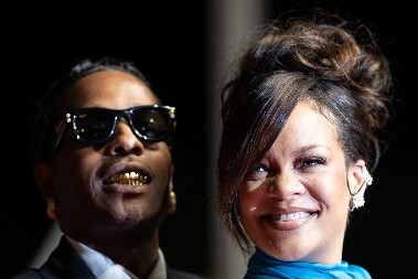 Rijana zapalila Kan: Pevačica istakla trudnički stomak u plavoj toaleti, a ni dečko nije razočarao, pogledajte ovaj stil