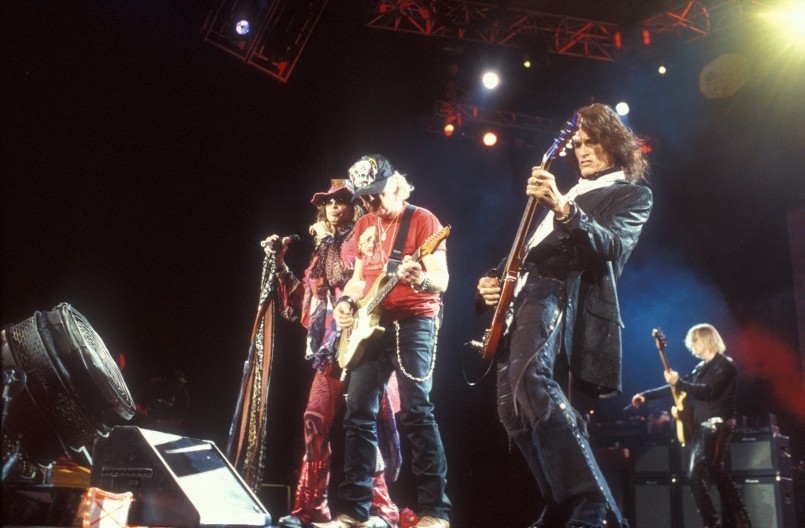 Slavni pevač je napravio ćerki (16) dete: Naterao ju je da pobaci, a danas mu savest ne da mira