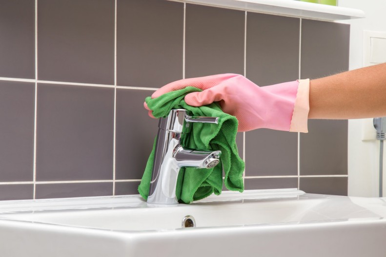 Kamenac i buđ nestaju bez trunke napora! Baka Smilja čisti kupatilo i kuhinju samo 1 sastojkom i sve blista!