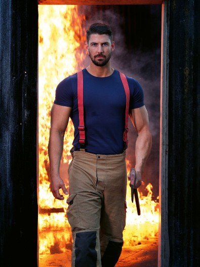 Oni ne gase požar, već raspaljuju vatru u ženama! Golišavi vatrogasci pozirali za humanitarni kalendar