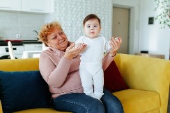 Da li ste odrasli uz baku narcisa? Evo kako nesvesno uništavaju porodicu i manipulišu unucima