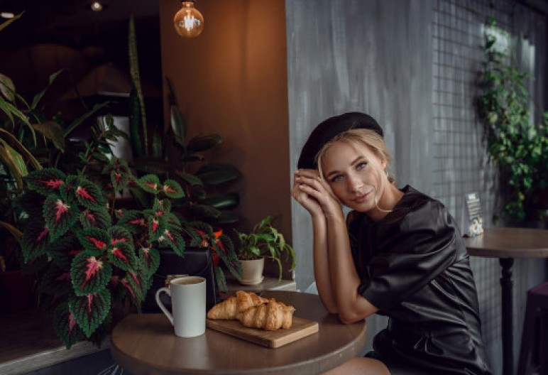 Parižanke sada furaju samo ovu frizuru: Otmena je do bola, vrlo lako se održava i gde god da odete ostavljate utisak