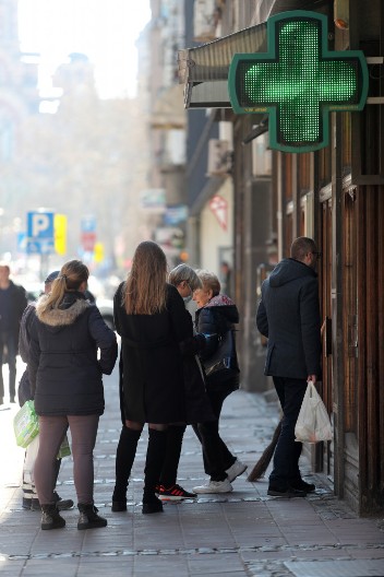 U Srbiji redovi ispred apoteka: Svi se žale na iste simptome, farmaceut Cvijetinović objašnjava o čemu se radi