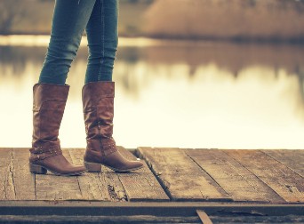 Vraća se hit iz 2000-ih: Ovako danas nosimo farmerke i čizme – trend koji je zaludeo instagram