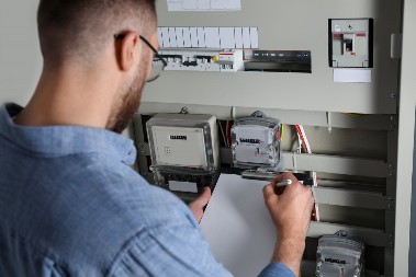 Posle ovog nećete više bacati pare na račune za struju: Profesor nam otkriva cake za veliku uštedu struje, a da ni ne osetimo