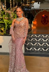 Svadba od 6 miliona evra! Torta velika kao palata, pred mikrofonom Džej Lo, a tek da vidite venčanicu i nakit, fali samo od ptice mleko