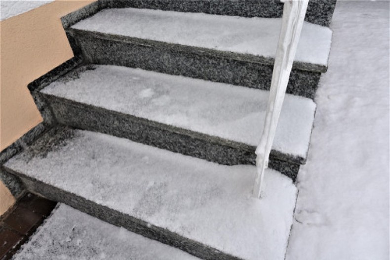 Ne treba vam so: Led sa stepeništa nestaje u sekundi uz jeftin sastojak koji koristimo svakodnevno