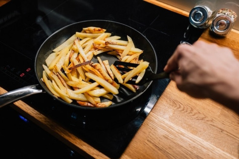 Bolji od restoranskog pomfrita: Ovo morate staviti u tiganj pre prženja!