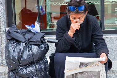 Nekada je bila san svakog muškarca u Srbiji, a danas kopa po đubretu: Posle razvoda ostala je bez dinara, živi na ulici