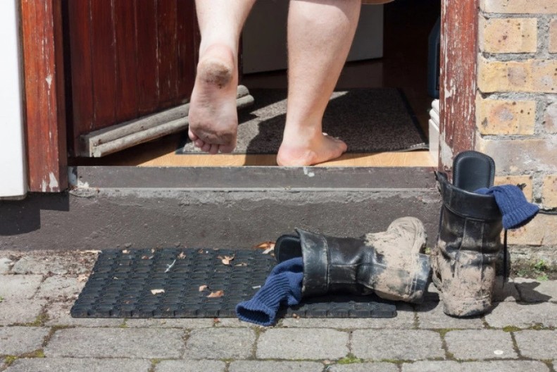 Tri kuhinjska sastojka koja prave ČUDO: Ovako ćeš očistiti cipele za 10 sekundi – stručnjak pokazao trik koji je zapalio internet!